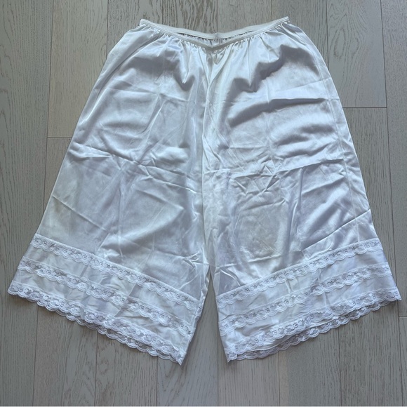 Vintage White Lace Trim 100% Nylon High Rise Wide Leg Bloomers Pettipants Shorts - Picture 3 of 16